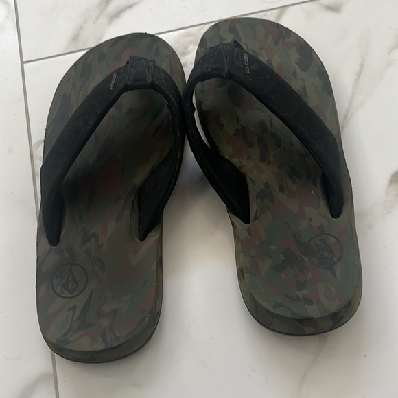 Volcom kids  flip flops- sandals - Picture 2 of 8